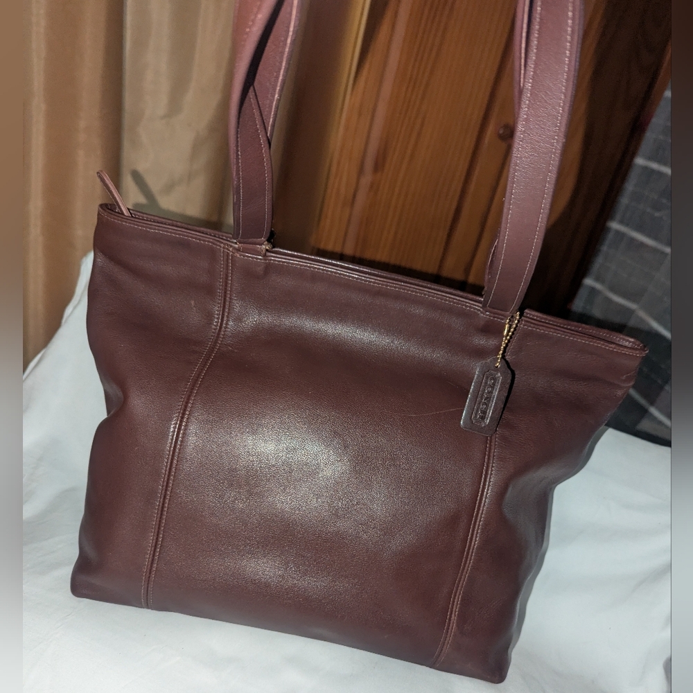 Vintage Coach Lightweight Tote In Glove Tanned Mahogany Leather. 4065 - Picture 4 of 14
